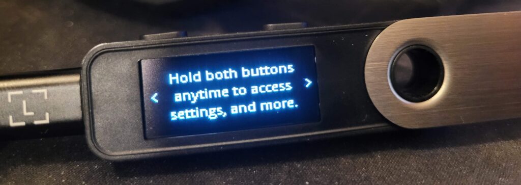 Удерживайте две кнопки для доступа к настройкам кошелька