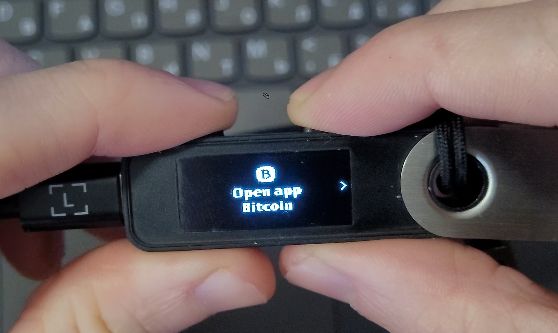 Відкриваємо додаток Bitcoin на гаманці Ledger